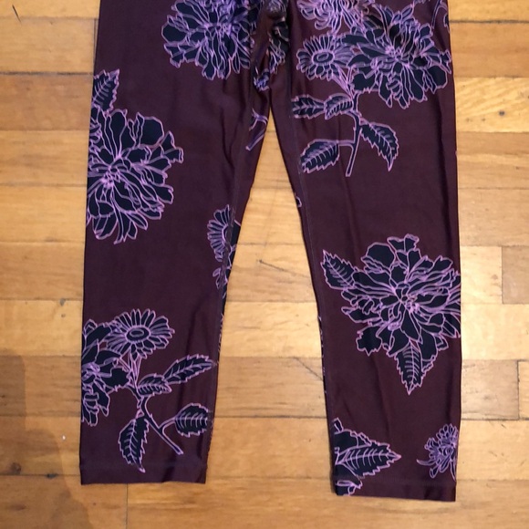 The UpSide Floral Crop/Capri Leggings in Maroon, size 6 - Picture 3 of 11